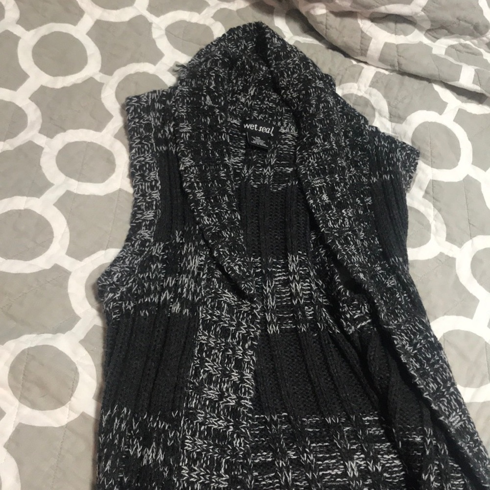 SLEEVELESS CARDIGAN SWEATER